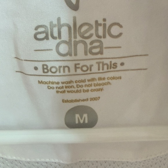 Athletic DNA NWT White Windbreaker w/
Hood, zips & snaps…toggles at waist
Med - Picture 3 of 14